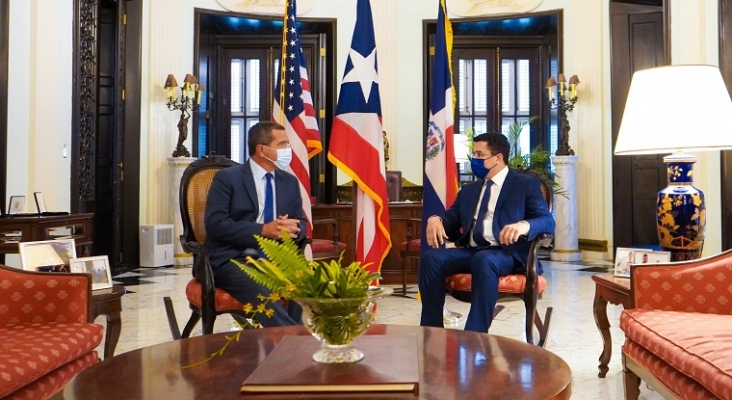 El ministro de Turismo dominicano, David Collado (dcha.), junto al gobernador de Puerto Rico, Pedro Pierluisi (izqda.).