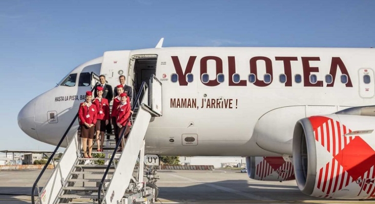 Tripulación de la aerolínea junto a uno de sus aviones | Foto: Volotea