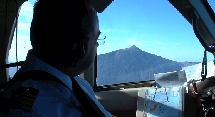 Manuel Luis Ramos García en la cabina del avión