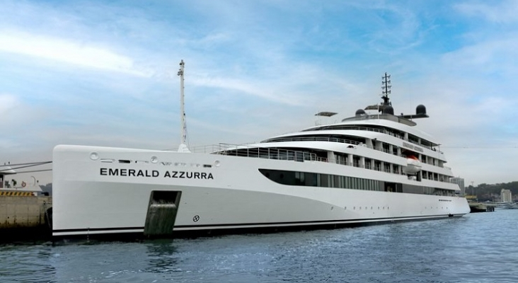 El Emerald Azzurra atracado en puerto | Foto: vía Cruise Industry News