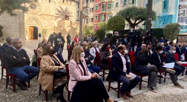 María Frontera, presidenta de la FEHM, entre los asistentes a la presentación de la nueva Ley de Turisme