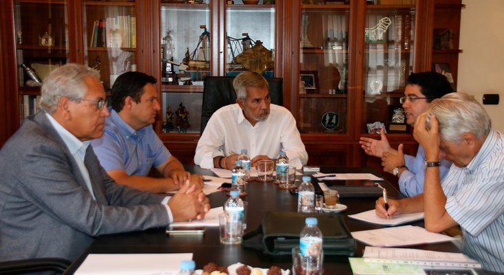 Alcaldes de los principales municipios turísticos canarios junto a Carlos Vogueler, de la OMT