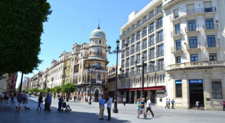 Edificio de la antigua sede del Banco Andalucía en Sevilla a la derecha de la imagen | Foto: Idealista