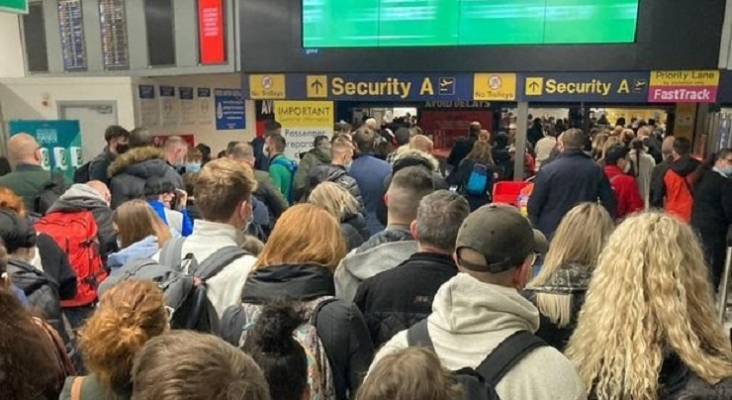Tumulto en el aeropuerto de Manchester (Reino Unido) | Foto: vía Daily Record