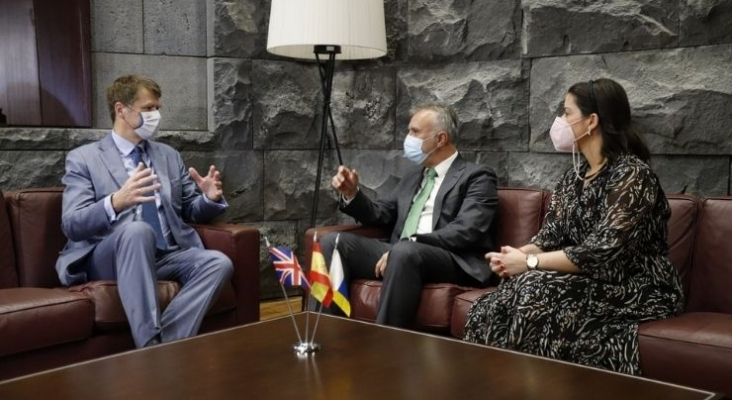 Hugh Elliot, embajador de Reino Unido en España, junto a Ángel Víctor Torres, presidente del Gobierno de Canarias y Yaiza Castilla, consejera de Turismo del Gobierno de Canarias | Foto vía Twitter (@Yaiza_Castilla)