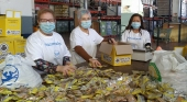 Voluntarios de FESBAL preparando los repartos de comida en La Palma