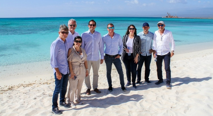 Visita a la playa de Cabo Rojo (Pedernales, República Dominicana) por parte de ejecutivos de Sandals Resorts International