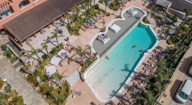 Vista de la piscina del Hotel Tarifa Lances, ubicado junto a la localización donde se ubicará el nuevo establecimiento | Foto: Q Hotels