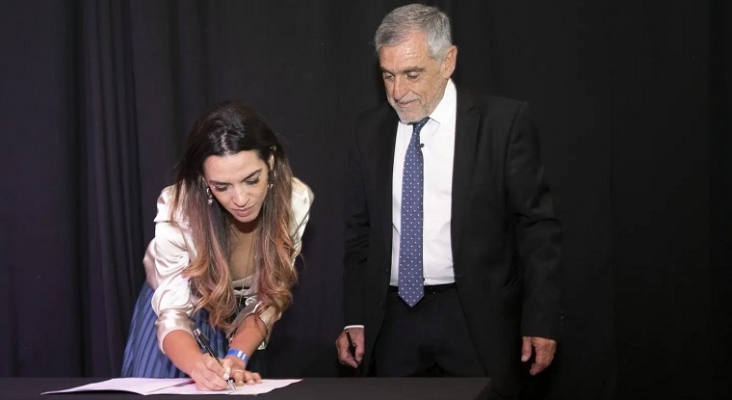 Yanina Martínez, secretaria de Promoción Turística de Argentina, y José Alberto Zuccardi, presidente de la Corporación Vitivinícola Argentina (Coviar) firman la carta de intención para la implementación del Plan de Marketing de Turismo del Vino.