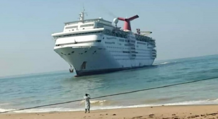 El antiguo Carnival Fascination (actual Century Harmnoy) varado en una playa de Gadani (Pakistán) | Foto: vía Cruise Hive