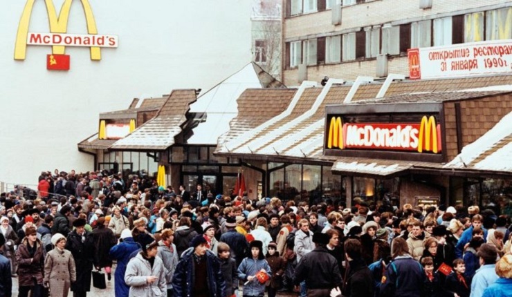 Muchedumbre acumulada en el primer McDonald's abierto en Rusia en diciembre de 1990 | Foto: vía Potatopro