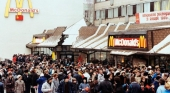 Muchedumbre acumulada en el primer McDonald's abierto en Rusia en diciembre de 1990 | Foto: vía Potatopro
