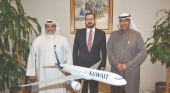 De izda. a dcha. Maen Razouqi, CEO de Kuwait Airways; Miguel José Aguilar, embajador de España en Kuwait; y Ali Al Dukhan, presidente de Kuwait Airways | Foto: vía Kuwait Times 