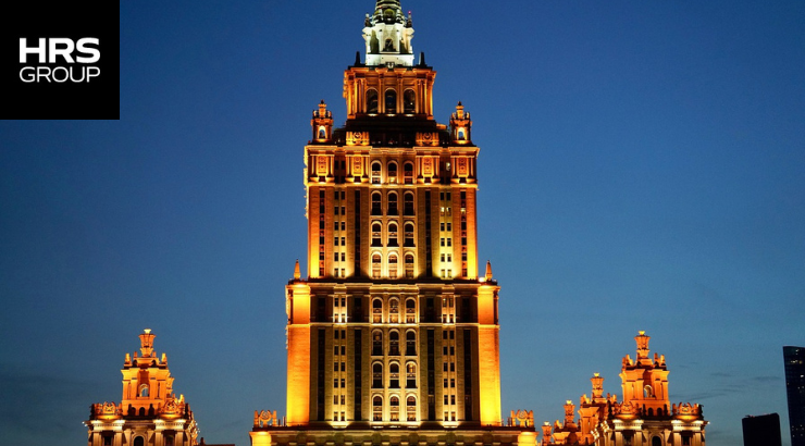 Logo de HRS Group & de fondo el hotel Ucrania en Moscow, Rusia