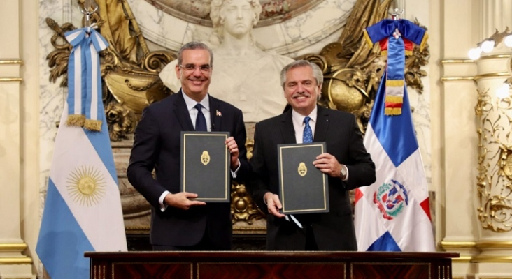 El presidente de República Dominicana, Luis Abinader, con su homólogo en Argentina, Alberto Fernández, durante la firma de varios acuerdos. | Foto: Presidencia de la República Dominicana