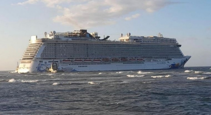 Crucero de Norwegian con 4.800 pasajeros encalla en Puerto Plata (Rep. Dominicana) | Foto: INDEMAR vía Twitter
