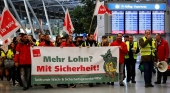Personal de seguridad manifestándose en un aeropuerto de Alemania con el mensaje "¿Más salario? ¡Con certeza!"| Foto: vía EnElAire