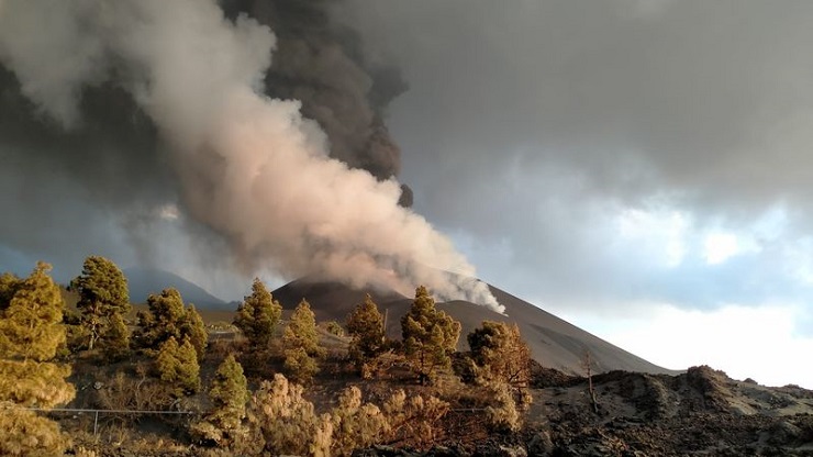 Nube de ceniza saliendo del volcán de Cumbre Vieja en La Palma (Canarias) | Foto: IGME CSIC