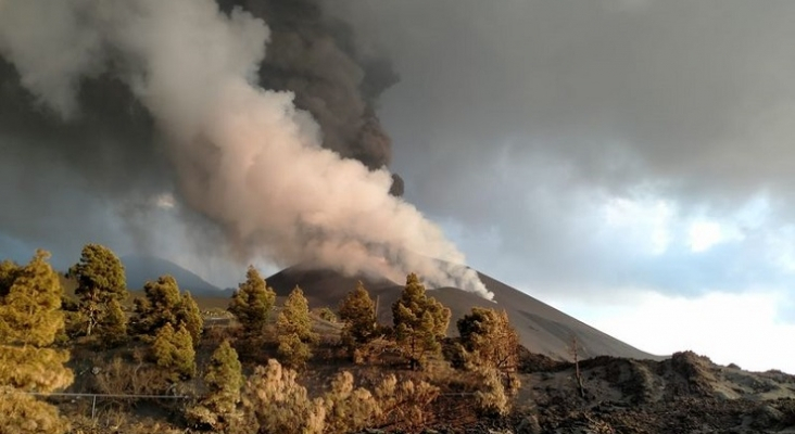 Nube de ceniza saliendo del volcán Cumbre Vieja en La Palma (Canarias) | Foto: IGME CSIC