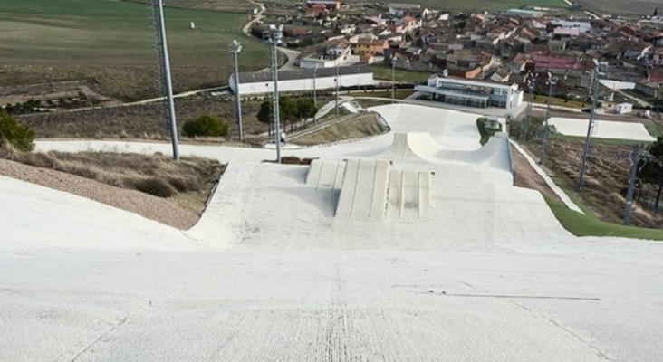 Vista de la ladera con la pista de esquí seco en Villavieja del Cerro (Valladolid) | Foto: vía Nevasport