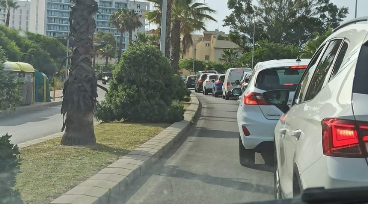 Carril único para vehículos en la principal carretera calle de la ciudad, la N 340Foto vía change.org