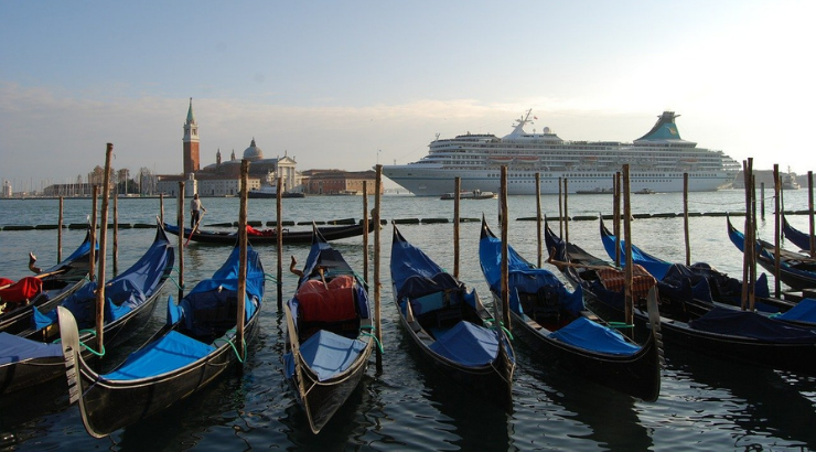 Crucero en el puerto de Venecia, Italia