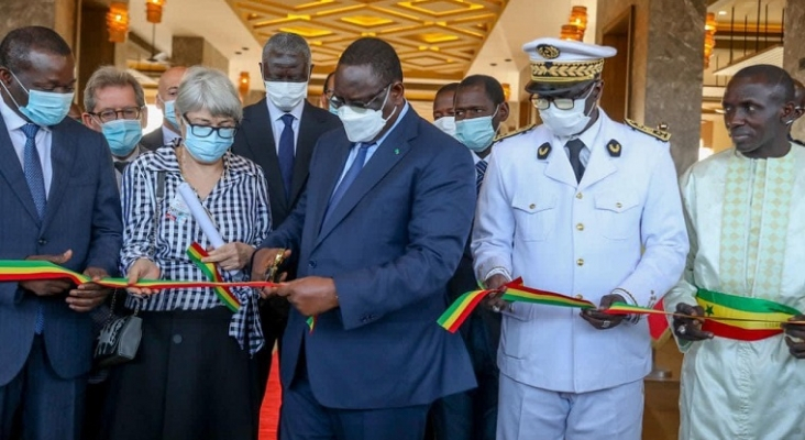 Carmen Riu, consejera delegada de RIU Hotels & Resorts y Félix Casado, consejero de la Zona Atlántica; junto al presidente de Senegal, Macky Sall, durante la inauguración del nuevo RIU Baobab | Foto: xalimasn.com