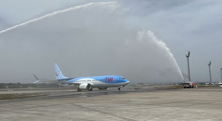 El Boeing 737 MAX 8 de TUI fly Nederland es recibido en el aeropuerto de Antalya,Turquía.