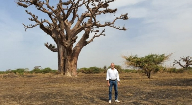 Luis Riu, CEO de RIU Hotels & Resorts, junto a un baobab, árbol nacional de Senegal