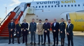 Recibimiento a la tripulación del avión de Vueling que ha 'reinaugurado' la ruta británica | Foto: Turismo A Coruña