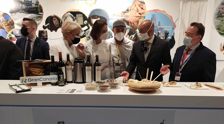 En el centro de la imagen: Reyes Maroto, ministra de Turismo del Gobierno de España, hablando con Carlos Álamo, consejero de Turismo de Gran Canaria En el centro de la imagen: Reyes Maroto, ministra de Turismo del Gobierno de España, hablando con Carlos Álamo, consejero de Turismo de Gran Canaria
