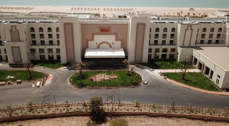 Fachada principal del Hotel Riu Baobab en Senegal