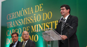 En el atril, el nuevo ministro de Turismo de Brasil, Carlos Brito | Foto: Ministério do Turismo do Brasil