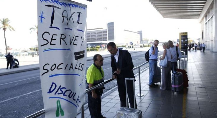 Taxistas en la T1 del Aeropuerto de Barcelona | España se enfrenta a una nueva jornada de huelga de taxis