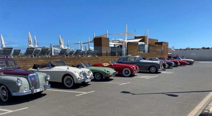 Automóviles clásicos estacionados en el puerto deportivo de Pasito Blanco (Gran Canaria), última parada de la 'Vuelta a la Isla'. Foto: CACC