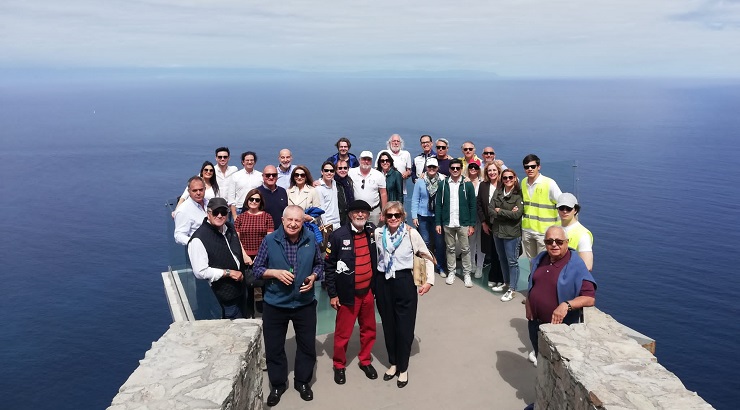 Participantes de la 'Vuelta a la Isla' durante su parada en el Mirador del Balcón en La Aldea de San Nicolás (Gran Canaria)