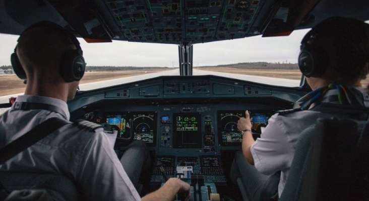 PIioto y copiloto en la cabina de un avión | Foto: Archivo