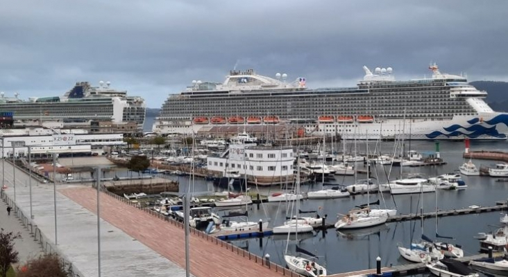 Los dos cruceros atracados en el puerto de Vigo | Foto vía Twitter (@PuertoDeVigo) 