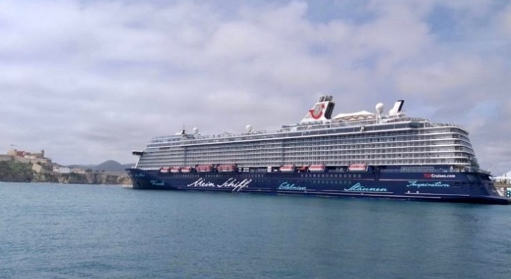 Buque Mein Schiff 6 de TUI Cruises atracado en el puerto de Ibiza (Baleares) | Foto: Puente de Mando
