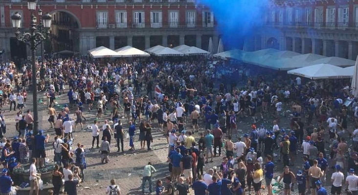 Aspecto de la Plaza Mayor (Madrid) en una jornada de Champions League con aficionados británicos | Foto: vía Twitter (@toniogarcia85)