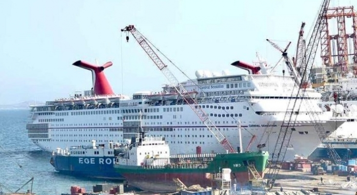 El Carnival Sensation varado en un desguace naval en Aliaga (Turquía) | Foto: vía Facebook (@carnivalcruiselinemiamiblog)