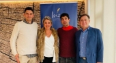 Óscar Molina (primero por izda.) y Álvaro Sanz (segundo por dcha.) junto a representantes de la asociación | Foto: Ibiza Luxury Destination