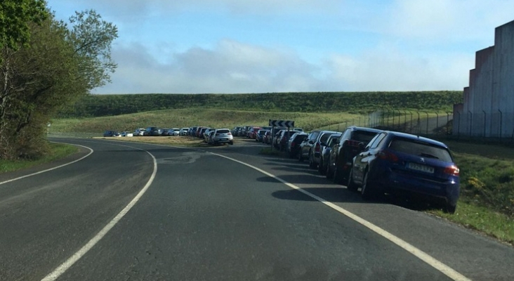 Parking ilegal invade los solares y fincas cercanos al Aeropuerto de Santiago (A Coruña) | Foto: vía El Español