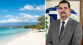 A la izquierda, una playa de Pedernales (R. Dominicana) / A la derecha, Erick Dorrejo, director de Planificación y Desarrollo de la Zona Fronteriza