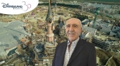 En la foto, Ignacio Vasallo y, de fondo, la construcción del parque Disney 1988-1992