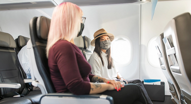 Un tribunal de Estados Unidos declara ilegal la norma que obliga a usar la mascarilla en los aviones | Foto: Alaska Airlines