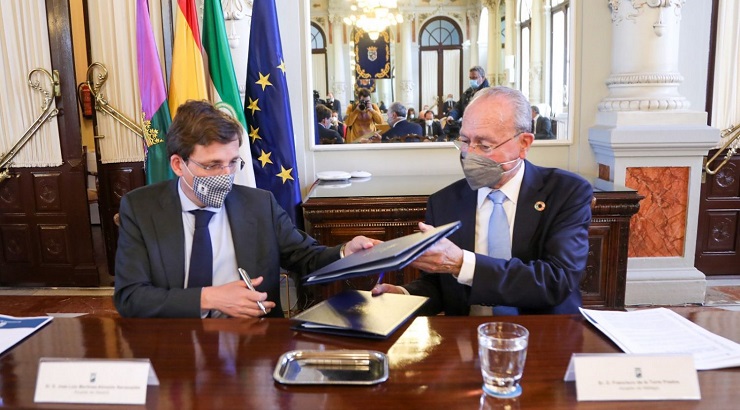 Momento de la firma del convenio entre ambos regidores | Foto: Ayto. Madrid