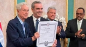 Gabriel Escarrer Juliá, presidente y fundador de Meliá, recibe la Medalla de la Orden del Mérito Duarte, Sánchez y Mella de manos del presidente de República Dominicana, Luis Abinader.