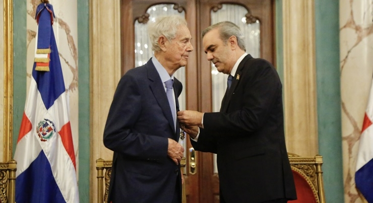 Gabriel Escarrer Juliá condecorado por el presidente Luis Abinader, presidente de República Dominicana