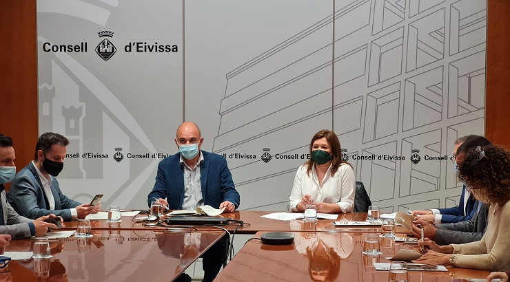 Reunión de miembros del Govern, del Consell y de los ayuntamientos de Ibiza (Baleares) | Foto: GOIB